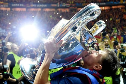 Messi besa el trofeo luego de ganar la UEFA Champions League con Barcelona frente al Juventus, en el Olympiastadion de Berlín, Alemania, el 6 de junio de 2015