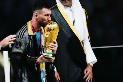 Messi besa la Copa del Mundo, en Qatar: tres años y medio después, todo indica que irá por el bicampeonato