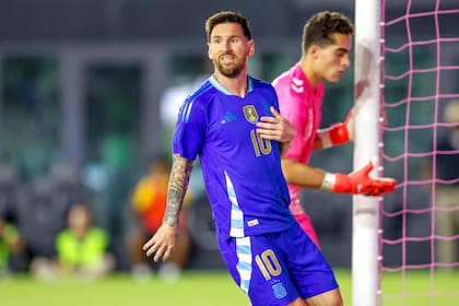 Messi buscó su gol, pero no lo encontró; detrás, el arquero Cutler