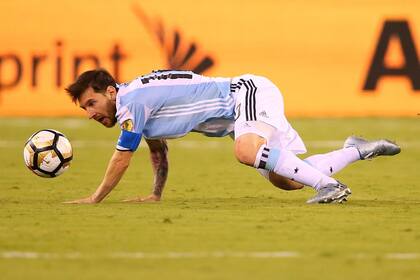 Messi cae durante la final frente a Chile