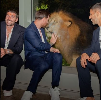 Messi cara a cara con el león, mientras De Paul y Suárez sonríen