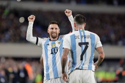 Messi celebra con De Paul, luego del golazo que determinó el triunfo de la selección