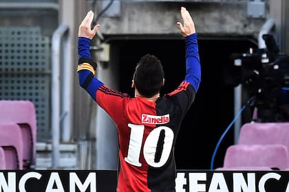 Messi celebra después de anotar un gol con Brcelona con una camiseta de Newell's Old Boys con el número 10 en la espalda en memoria de Maradona. Fue su homenaje, cuatro días después de la muerte de Diego