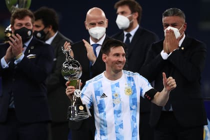 Messi celebra después de recibir el premio al máximo goleador tras la final de la Copa América 2021, en Brasil