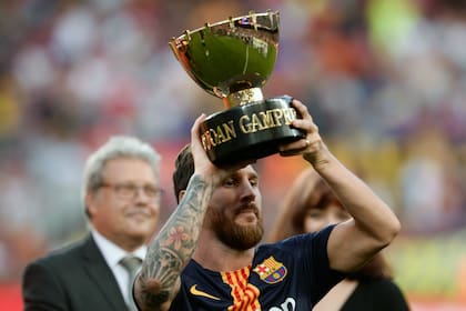 Messi celebra levantando la copa en el Camp Nou