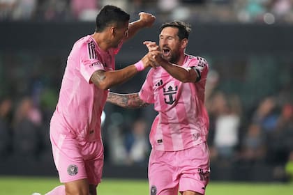 Messi celebra su gol con Luis Suárez