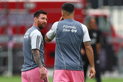 Messi charla con su amigo Luis Suárez antes de entrar en acción; el argentino y el uruguayo, que vienen de hacer dos goles cada uno en el Clásico del Sol, contra Orlando City, se estrenarán este jueves frente a Nashville por la Concachampions.