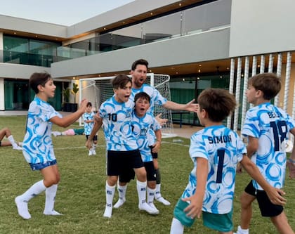 Messi comparte con sus hijos la pasión por el fútbol (Foto: @leomessi)