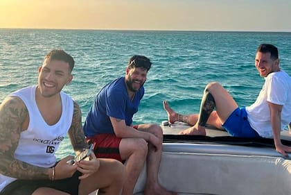 Messi con amigos en el Mar Rojo