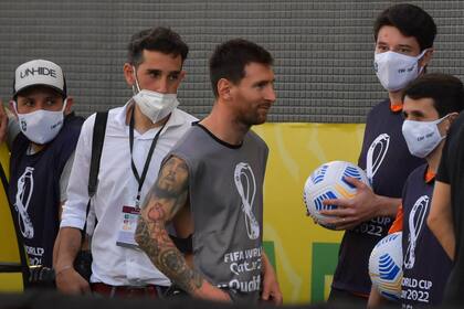 Messi, con el chaleco de un fotógrafo...