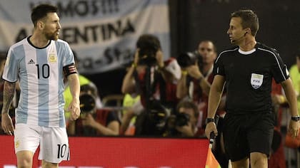 Messi con el línea al que insultó, lo que terminó con su sanción