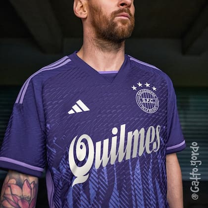 Messi, con la camiseta de la selección y el logo de Sacachispas
