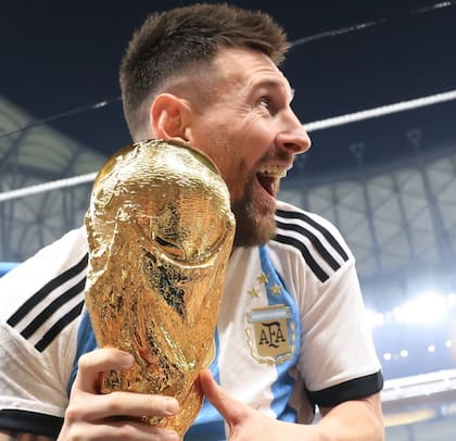 Messi con la copa que la Argentina, eliminatorias mediante, defenderá en el Mundial de los Estados Unidos, México y Canadá