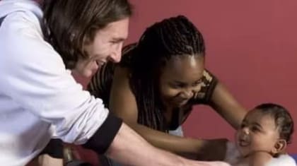 Messi, con la madre de Yamal y el pequeño Lamine durante la sesión de fotos de hace casi 17 años.