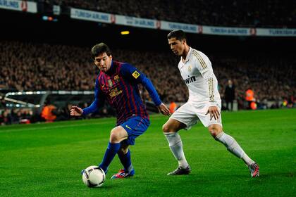 Messi con la pelota, lo marca Cristiano; la Pulga le hizo 18 a Real Madrid, el portugués 12 a Barcelona