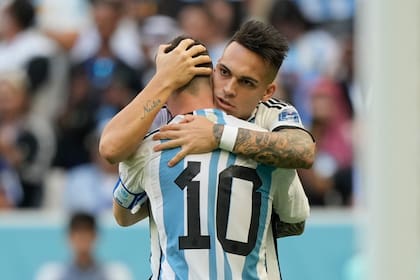 Messi con Lautaro Martínez, a quien le sirvió varias ocasiones de gol en el partido contra Australia