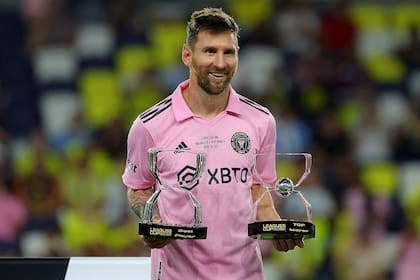 Messi con su premio al Mejor Jugador y al Máximo Goleador después de derrotar a Nashville y ganar la Leagues Cup