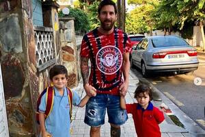Messi, lejos de la selección: un padre llevando a sus hijos al colegio