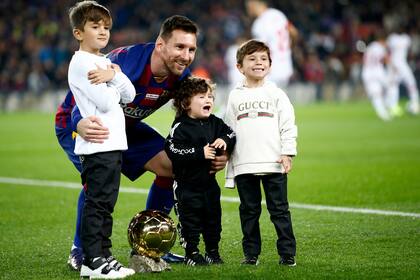 Messi con sus tres hijos, antes del partido en el Camp Nou