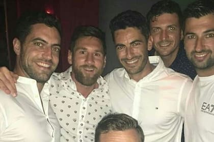 Messi, con un grupo de hinchas