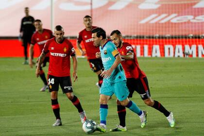 Messi concentra la atención de varios jugadores de Mallorca; además del gol, dio dos asistencias, para los tantos de Braithwaite y Alba