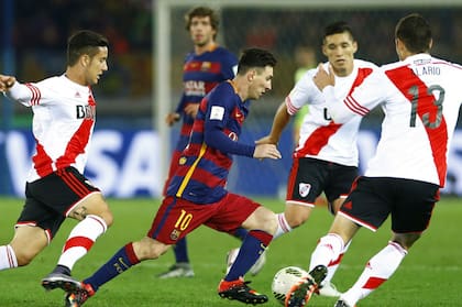 Messi escapa entre tres jugadores de River en la final del Mundial de Clubes 2015, que Barcelona ganó por 3-0.