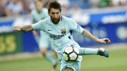 Messi cruza el zurdazo que será uno de sus goles en el 2-0 de Barcelona sobre Alavés; antes le habían atajado un penal