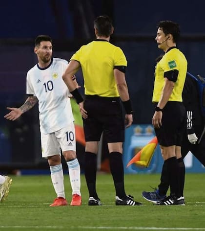 Sobre el final del partido en la Bombonera, Messi se quejó a la terna arbitral.