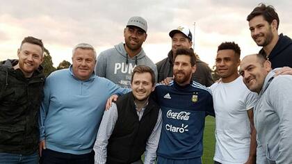 Messi, custodiado por Wallabies y Mario Ledesma, ex jugador de los Pumas, que hoy entrena el scrum del seleccionado australiano