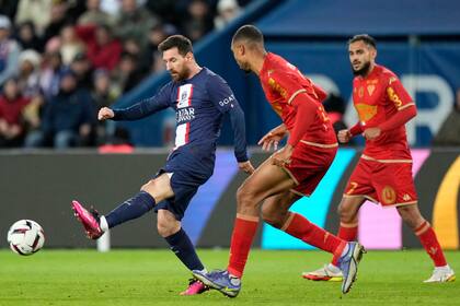 Messi da un pase durante la victoria ante Angers