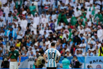 Messi, de fondo la hinchada argentina