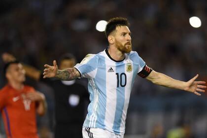 Messi, de penal, marcó el único gol del partido que la Argentina le ganó a Chile, por las Eliminatorias rumbo a Rusia 2018; esa noche, el seleccionado albiceleste fue por última vez campeón del mundo no oficial