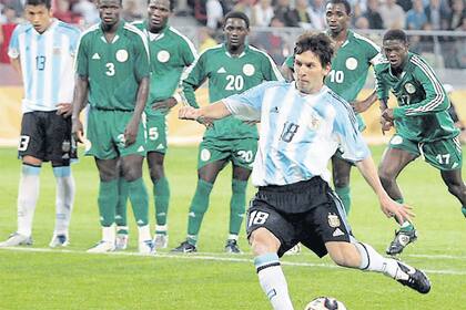 Uno de los penales de Lionel Messi en 2005, para consagrarse campeón del mundo Sub 20; fue la única vez que se cruzaron Argentina y Nigeria en el torneo