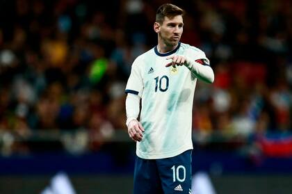 Messi y una camiseta a la que quiere mucho, con una cuenta pendiente.