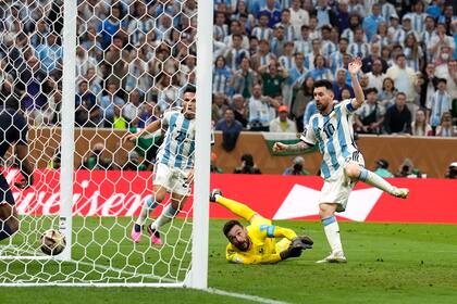 Messi define de derecha y convierte el tercer gol argentino