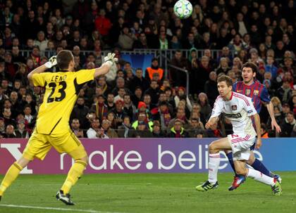 Messi define por encima de Leno y marca uno de sus cinco goles a Bayer Leverkusen, en 2012
