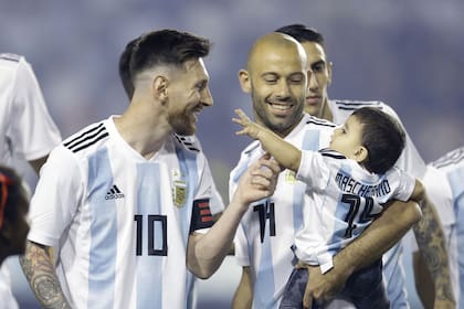 Mascherano, con su hijo Bruno en brazos, y Messi, en el que fue el último partido que el Jefe jugó para la selección en suelo argentino: en mayo de 2018 en la Bombonera.