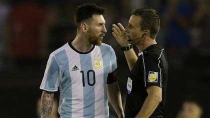 Messi discute con el juez de línea
