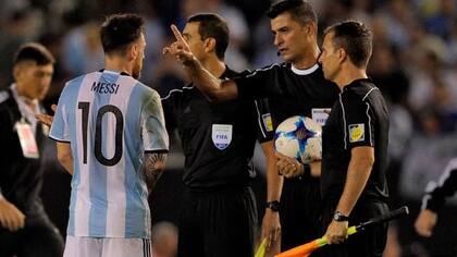 Messi discutiendo con los árbitros luego del partido