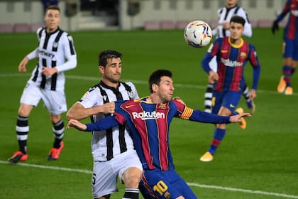 Messi es tomado de la camiseta dentro del área, pero el árbitro no sancionó la falta