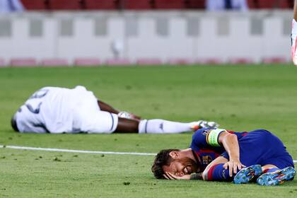Messi, dolorido en el piso por la patada del penal de Koulibaly; lo tuvo que ejecutar Suárez