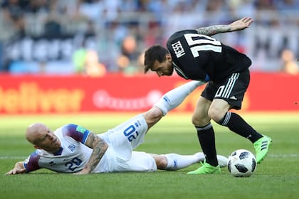 Lionel Messi - Emil Hallfredsson