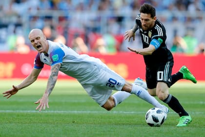 Lionel Messi - Emil Hallfredsson