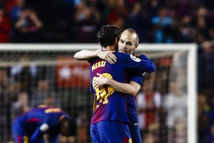 Messi e Iniesta se abrazan durante el partido de La Liga entre el Barcelona y el Villarreal, el 9 de mayo de 2018