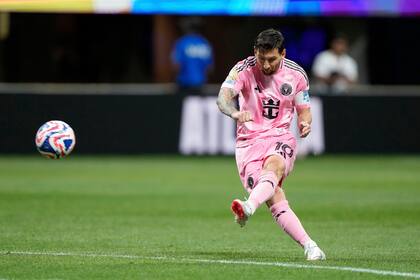 Messi ejecuta el tiro libre que pasará por encima de la barrera y terminará junto a un poste, esterilizando el vuelo del arquero Cláudio Ramos.