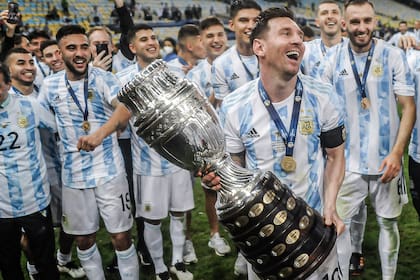 Messi, el capitán feliz, respaldado por sus compañeros.
