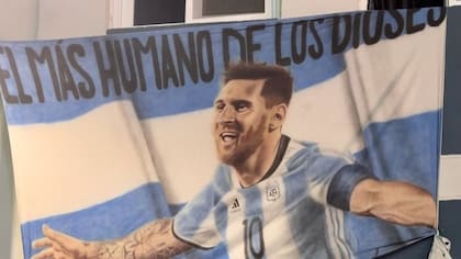Messi, "el más humano de los dioses", dice una de las pancartas que cuelga en Barwargento