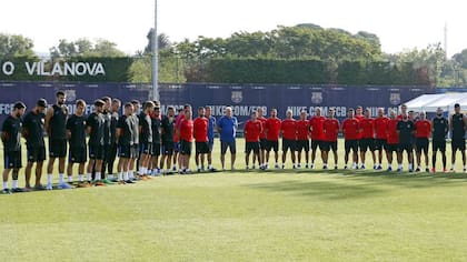 Messi (el primero de la izquierda) encabeza el minuto de silencio de los jugadores y cuerpo técnico de Barcelona