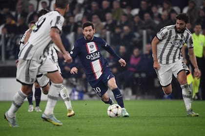 Messi en acción ante Juventus en Turín, el miércoles