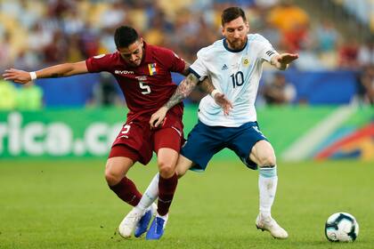Messi en acción contra Junior Moreno